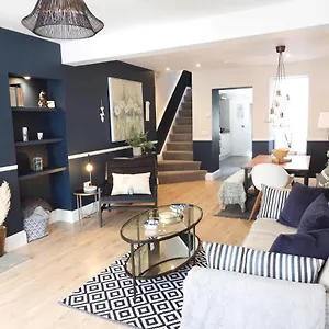 aubrey-cottage.cardiffhotelswales.com/