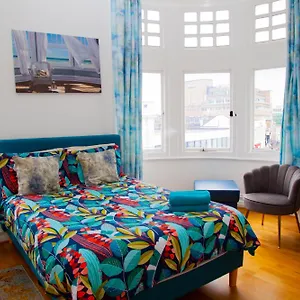 Seaside Centre - Large 3br, Wifi, 8 Min Walk Apartment
